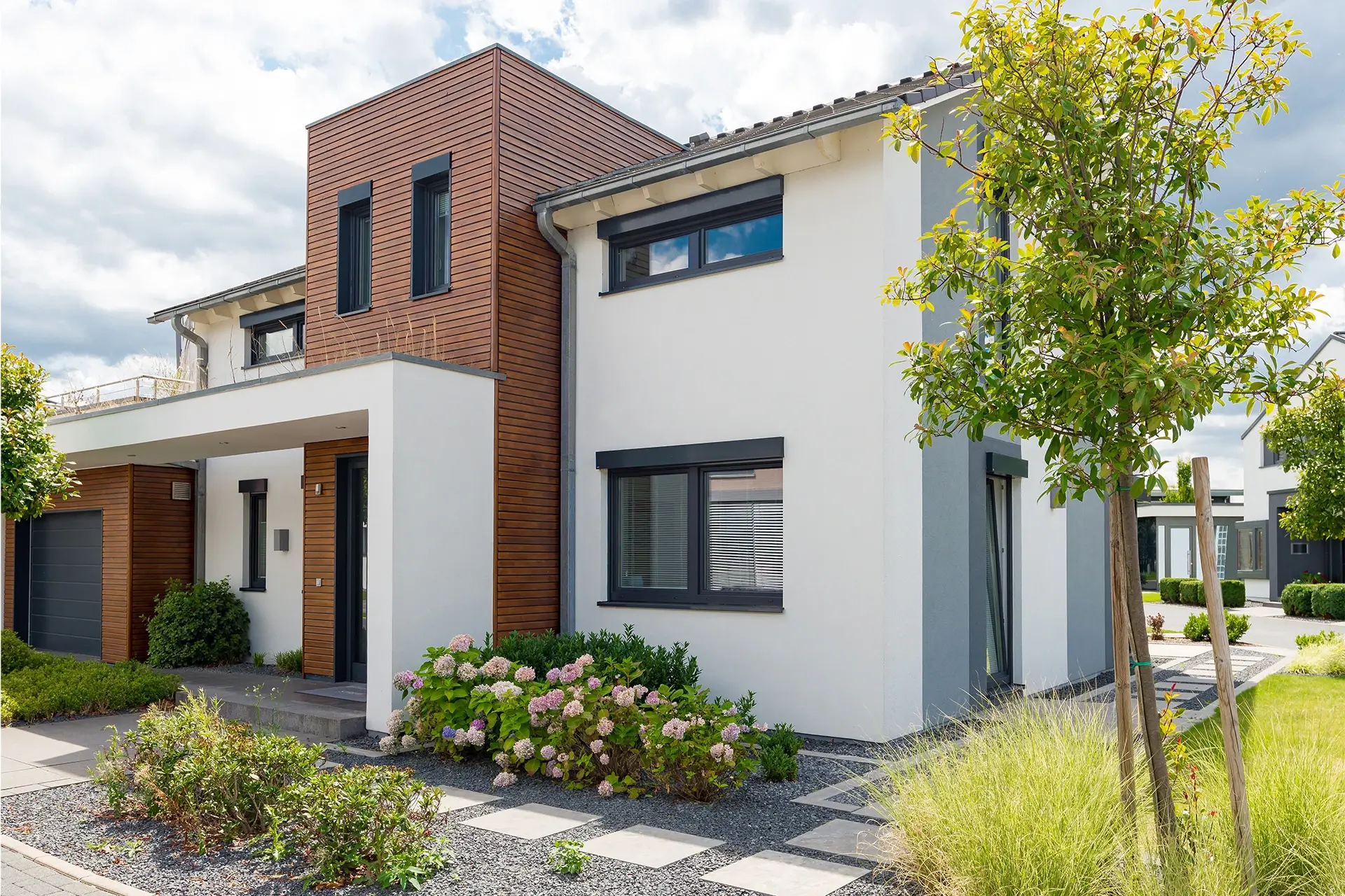 Bestandsbau Außenansicht mit Garten