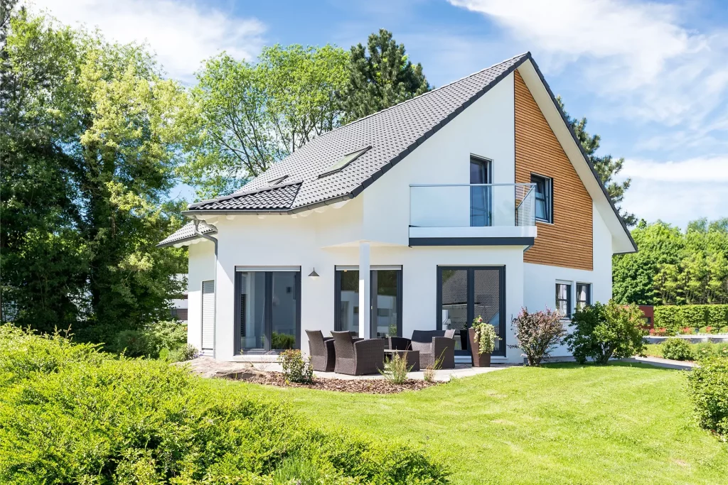 Neubau von Außen mit Garten