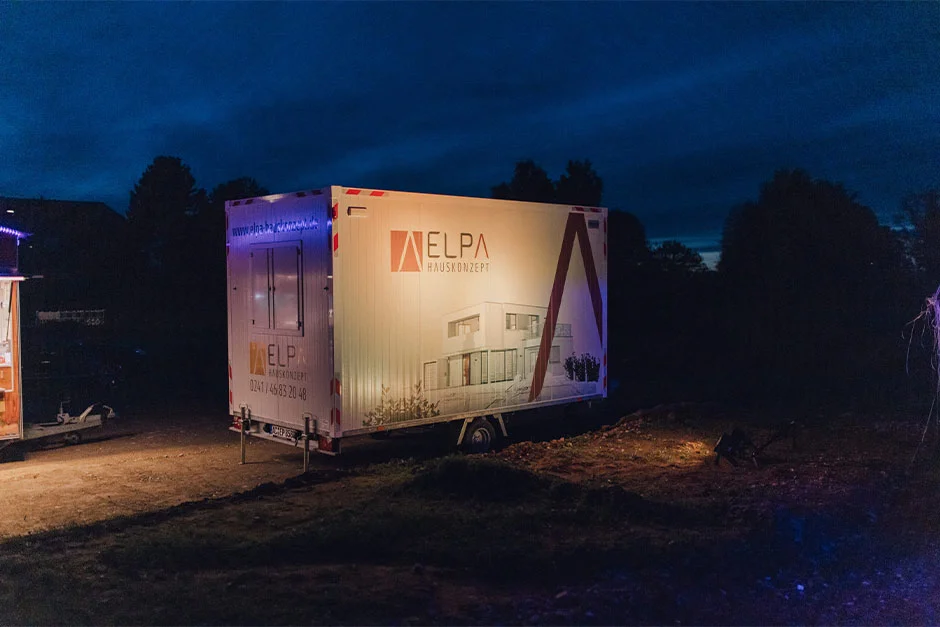 Elpa Bauwagen bei Nacht